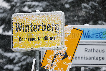 Zugeschneites Ortsschild Winterberg  Sauerland  Nordrhein-Westfalen  Deutschland