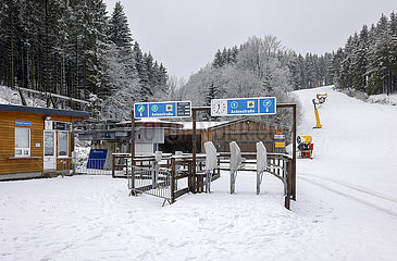 Geschlossener Skilift  Winterberg  Sauerland  Nordrhein-Westfalen  Deutschland