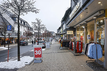 Menschenleere Einkaufsstrasse  Winterberg  Sauerland  Nordrhein-Westfalen  Deutschland