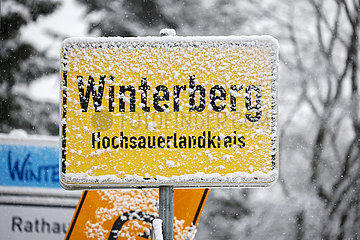 Zugeschneites Ortsschild Winterberg  Sauerland  Nordrhein-Westfalen  Deutschland