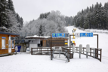 Geschlossener Skilift  Winterberg  Sauerland  Nordrhein-Westfalen  Deutschland