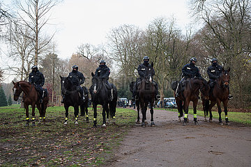 Deutschland  Bremen - polizeiliche Reiterstaffel blockiert Weg in einem Park  um Gruppen verschiedener Demonstranten von einander zu trennen