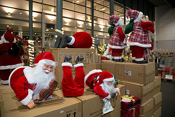Deutschland  Bremen - Lagerverkauf von Weihnachtsartikeln in einer Messehalle
