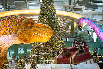 Singapur  Republik Singapur  Weihnachtsdekoration in der Abflughalle im Terminal 3 am internationalen Flughafen Changi