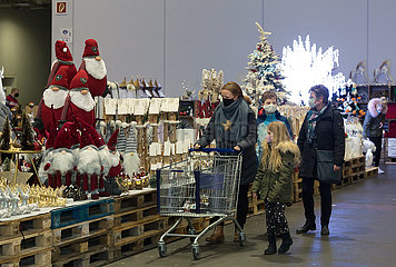 Deutschland  Bremen - Lagerverkauf von Weihnachtsartikeln in einer Messehalle