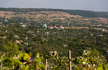 Republik Moldau  Horodiste - Blick von einem Weinberg auf eine Ortschaft
