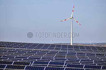 Solarpark und Windrad   Dortmund  Ruhrgebiet  Nordrhein-Westfalen  Deutschland