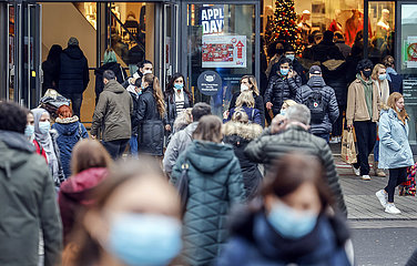 Passanten vor der Mall Limbecker Platz in der Essener Innenstadt in Zeiten der Coronapandemie zur Weihnachtszeit  Essen  Nordrhein-Westfalen  Deutschland