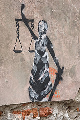 Krakau  Polen  Street-Art: Justizia ist an eine Hauswand gesprueht