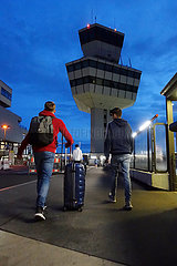 Berlin  Deutschland  Teenager am Flughafen Tegel auf dem Weg zum Check-in