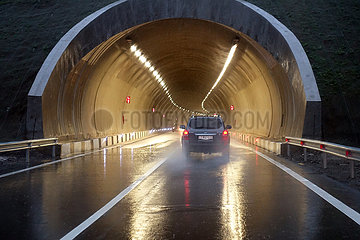 Batumi  Georgien  PKW faehrt bei Regen auf der Autobahn in einem Tunnel