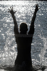 Dranse  Deutschland  Silhouette: Frau springt beim Baden aus einem See heraus