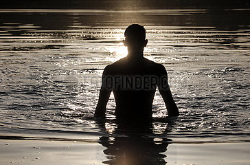 Dranse  Deutschland  Silhouette: Jugendlicher steht im Wasser eines Sees