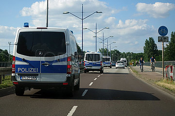 Berlin  Deutschland  Mannschaftswagen der Polizei fahren in Kolonne