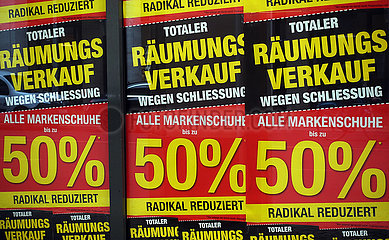 Berlin  Deutschland  Plakate weisen auf einen Raeumungsverkauf wegen Schliessung eines Geschaeftes hin
