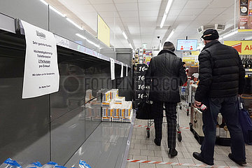 Berlin  Deutschland  Toilettenpapier wird in einem Supermarkt wegen Hamsterkaeufen nur noch begrenzt abgegeben