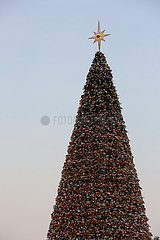Hong Kong  China  Weihnachtsbaum aus unzaehligen Christbaumkugeln