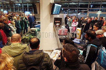 Berlin  Deutschland  Reisende warten an einem Kofferband auf dem Flughafen Berlin-Tegel auf ihr Gepaeck