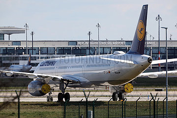 Schoenefeld  Deutschland  Flugzeug der Lufthansa steht auf einem Vorfeld des Flughafen Berlin-Brandenburg International