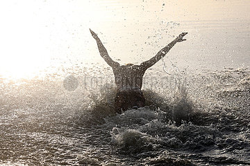 Dranse  Deutschland  Silhouette: Jugendlicher schwimmt am Abend in einem See