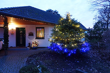 Neuenhagen  Deutschland  Weihnachtsbaum steht vor einem Einfamilienhaus
