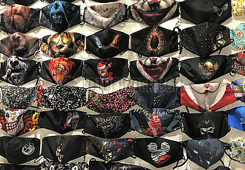 Berlin  Deutschland  Mund-Nasen-Masken mit verschiedenen Motiven haengen zum Verkauf an einer Pinnwand