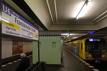 Berlin  Deutschland  U-Bahn der Linie 6 und Fahrgast im Bahnhof Franzoesische Strasse. Dieser Bahnhof wird mit Inbetriebnahme des neuen U-Bahnhofes Unter den Linden ausser Betrieb genommen