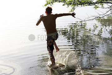 Dranse  Deutschland  Jugendlicher rennt in einen See hinein