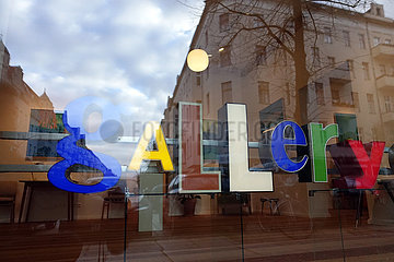 Berlin  Deutschland  Buchstaben formen das Wort Gallery im Schaufenster einer Galerie