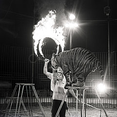 Berlin  Deutsche Demokratische Republik  Schauspielerin Christine Laszar und Rudolf Born bei der Probe zur Tigerdressur fuer die Nacht der Prominenten im Zirkus Olympia
