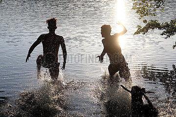 Dranse  Deutschland  Silhouette: Jugendliche und Hund rennen in einen See hinein