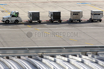 Frankfurt am Main  Deutschland  Koffer-Container auf dem Vorfeld des Flughafen