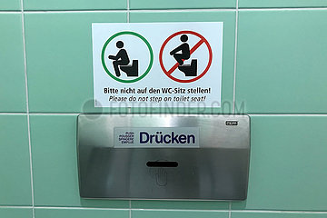 Wittenburg  Deutschland  Hinweis in einer Toilettenkabine: Bitte nicht auf den WC-Sitz stellen