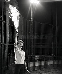 Berlin  Deutsche Demokratische Republik  Schauspielerin Christine Laszar bei der Probe zur Tigerdressur fuer die Nacht der Prominenten im Zirkus Olympia