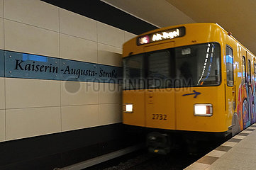 Berlin  Deutschland  U-Bahn der Linie 6 faehrt in den Bahnhof Kaiserin-Augusta-Strasse ein