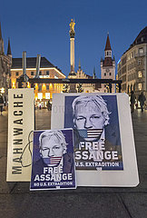 Mahnwache fuer Julian Assange  Marienplatz abends  Muenchen  18.12.2020