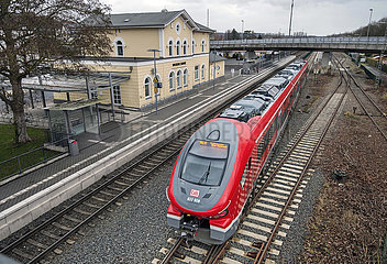 Regionalzug RE17 Richtung Kassel  Bahnhof Wickede (Ruhr)  31. Dezember 2020
