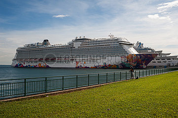 Singapur  Republik Singapur  Das Kreuzfahrtschiff World Dream ist am Marina Bay Cruise Centre Singapore vertaeut