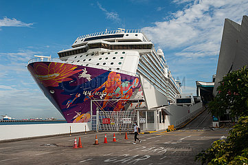 Singapur  Republik Singapur  Das Kreuzfahrtschiff World Dream ist am Marina Bay Cruise Centre Singapore vertaeut