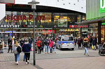 Deutschland  Nordrhein-Westfalen  Essen - Einkaufen in der Vorweihnachtszeit in der Corona Krise