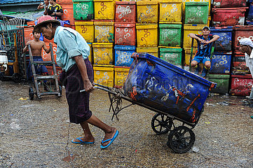 Yangon  Myanmar  Arbeiter zieht eine Sackkarre mit Kuehlbox auf dem traditionellen Baho San Pya Fischmarkt