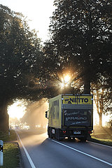 Neu Heinde  Deutschland  LKW des Lebensmitteldiscounters Netto faehrt bei Sonnenaufgang auf einer Landstrasse