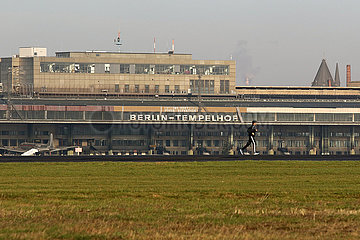 Berlin  Deutschland  Hangars des ehemaligen Flughafen Berlin-Tempelhof