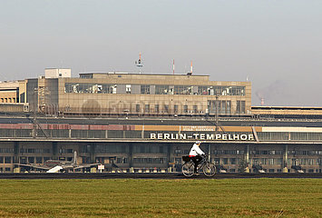Berlin  Deutschland  Hangars des ehemaligen Flughafen Berlin-Tempelhof