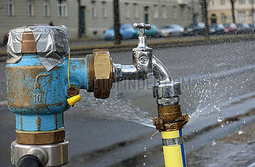 Berlin  Deutschland  Schlauchschelle an einem Wasserhahn ist undicht