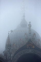 Venedig  Italien  Kuppel des Markusdoms im Nebel