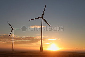 Neu Heinde  Deutschland  Windkraftanlagen bei Sonnenaufgang im Nebel