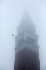 Venedig  Italien  der Markusturm im Nebel