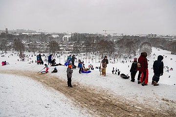 Schnee in München: Massen roldeln im Luitpoldpark