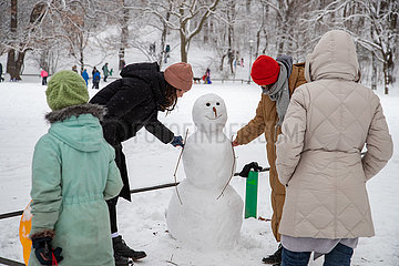 Schnee in München: Massen roldeln im Luitpoldpark